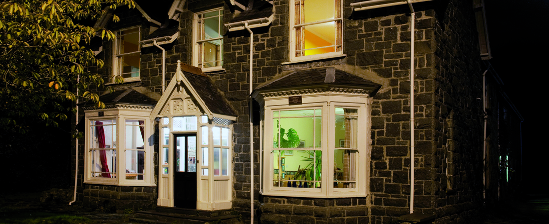 group accommodation in snowdonia at night